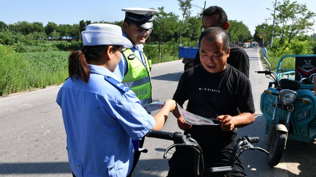 汾阳：核桃满枝丰收景 交警田间织密 “安全网”