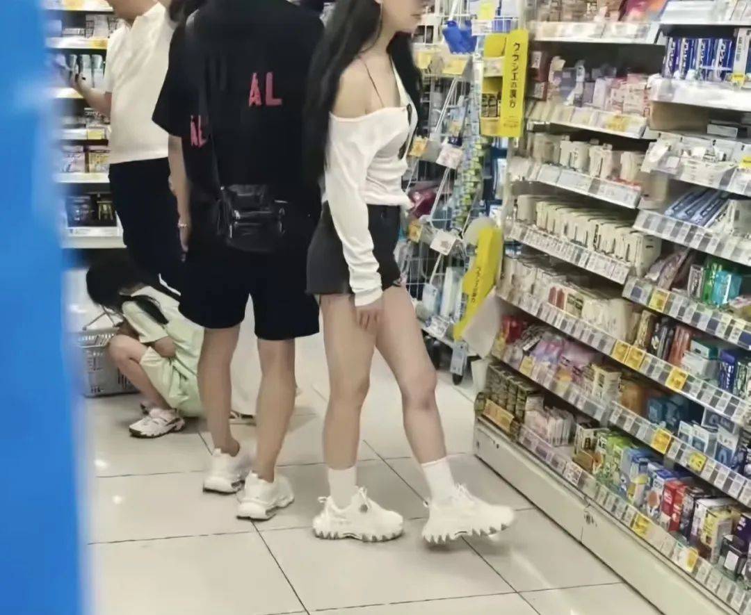 汪峰陪女友国外买药被拍，女方满腿淤青成全网亮点！